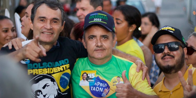 VÍDEO- Romero Rodrigues veste camisa de Bolsonaro, presente do ex-vereador Djanilson da Fonseca