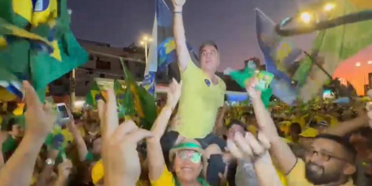 VÍDEOS- Carregado nos braços, pastor Sérgio Queiroz alerta que não querem deixar Bolsonaro governar