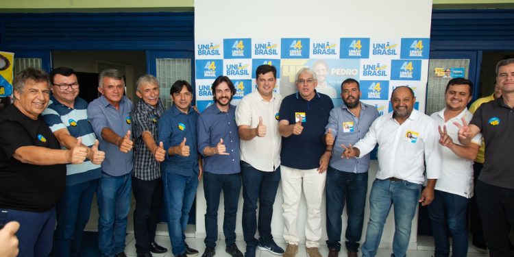 REFORÇO – Pedro recebe adesão do deputado reeleito Taciano Diniz e mais quatro prefeitos