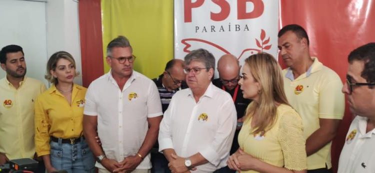 Após perder reeleição à Câmara Federal, Julian Lemos deixa Pedro e anuncia apoio a João Azevedo