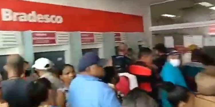 VÍDEO- Superlotação e humilhação a aposentados e o contrato de R$ 282 milhões do Bradesco com o Governo