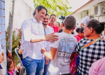 Prefeito em exercício, Léo Bezerra, acompanha cadastramento de famílias no Programa Pão e Leite
