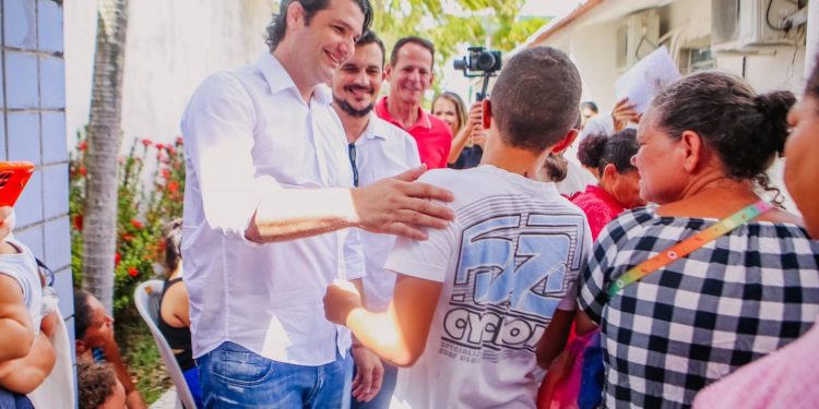 Prefeito em exercício, Léo Bezerra, acompanha cadastramento de famílias no Programa Pão e Leite