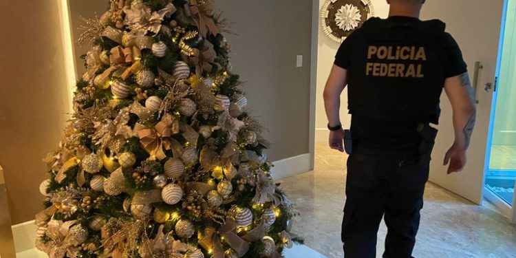 Operação da PF cumpre mandado na casa de ex-senador em combate a corrupção em contratos de R$ 500 milhões