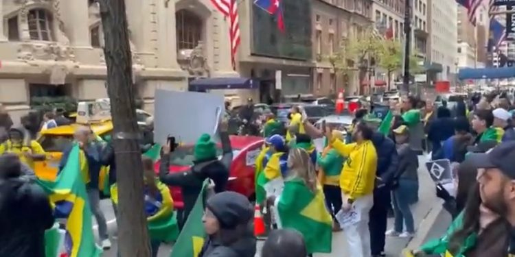 VEJA VÍDEOS- Ministros dos STF são hostilizados por manifestantes em frente a hotel em Nova York