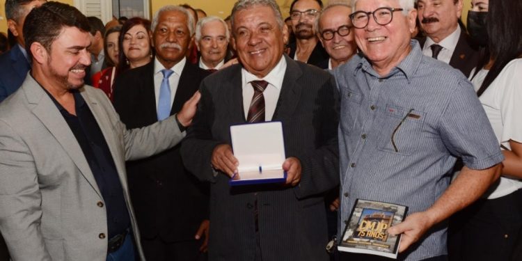 Ex-secretário e vereador Tavinho Santos recebe homenagem da Câmara Municipal de João Pessoa