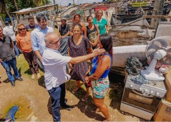 Prefeito Cícero acompanha mudança de moradores para novo condomínio e liberação de área invadida