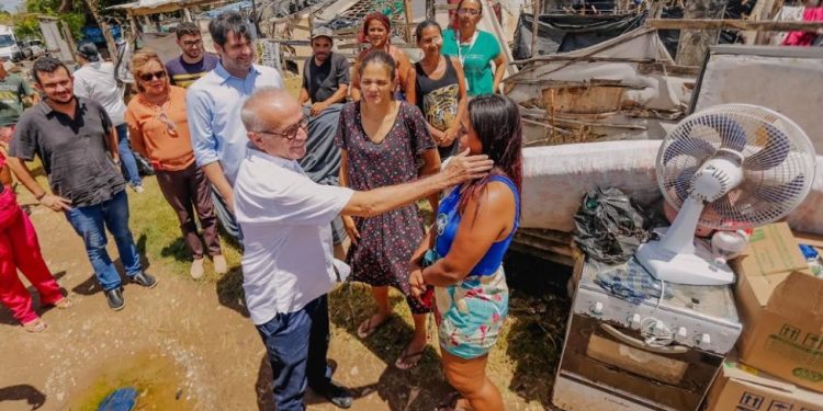 Prefeito Cícero acompanha mudança de moradores para novo condomínio e liberação de área invadida