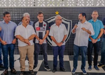 Cícero assina convênio de R$ 1 milhão com o Botafogo, garante Belo forte e “Campeões do Amanhã”