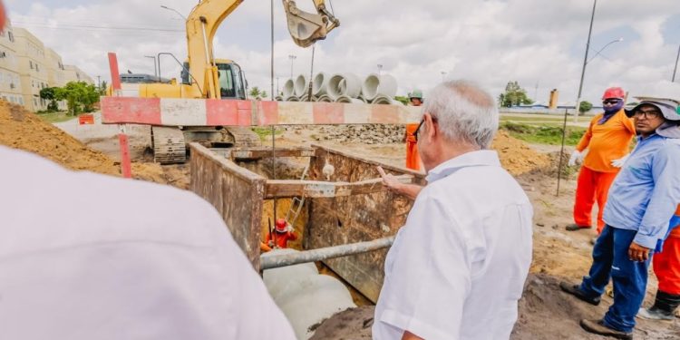 Cícero visita obras de drenagem profunda no Bairro das Indústrias e no Centro de Educação no Altiplano