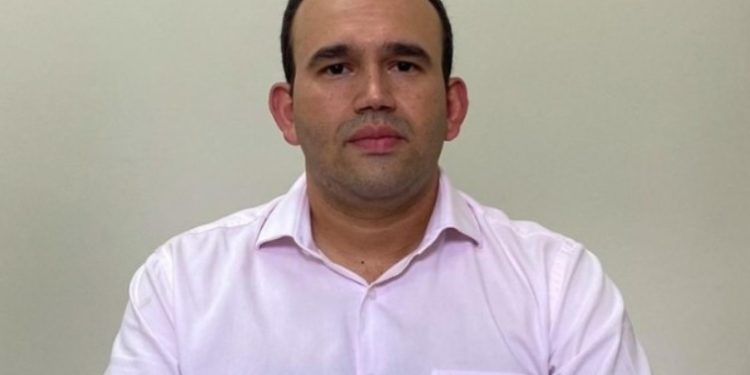 Governo João Azevedo inicia reforma e anuncia médico Jhony Weslley como novo secretário de Saúde