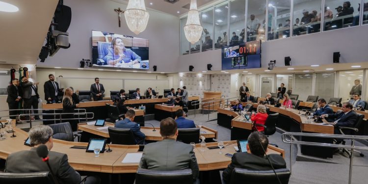 Deputados derrubam veto do Governo e aprovam projeto de enfrentamento ao feminicídio na Paraíba