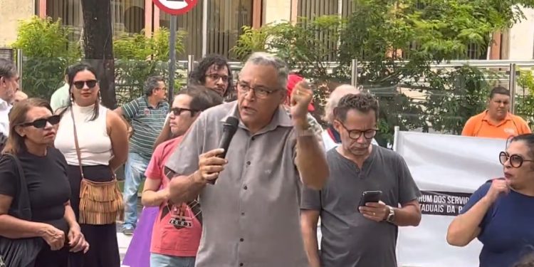 VÍDEO-Ex-presidente do Sindifisco em ato na Praça, “O servidor do estado da Paraíba clama por socorro”