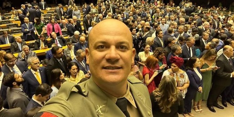 Com farda da PM, Cabo Gilberto é empossado deputado federal e fala de suas bandeiras em Brasília