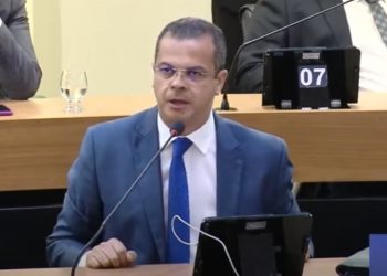 Em sessão na AL deputado e pastor da IURD revela que mãe sofreu violência doméstica e teve de sair de casa