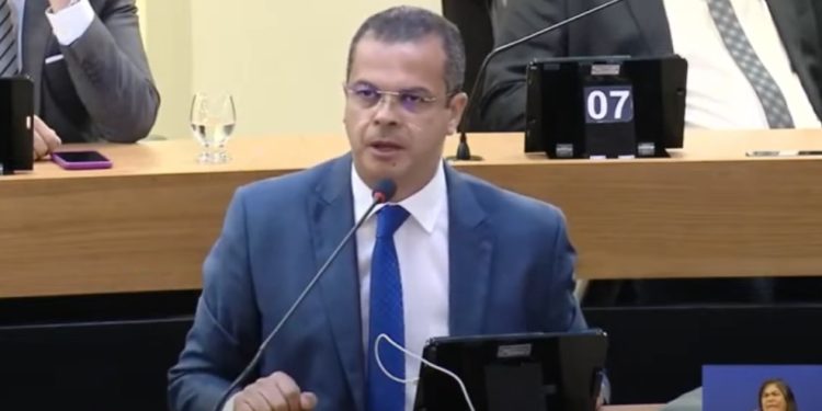 Em sessão na AL deputado e pastor da IURD revela que mãe sofreu violência doméstica e teve de sair de casa