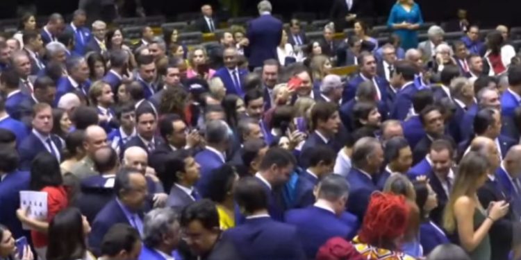 POSSE NA CÂMARA- Deputada paraibana é a mais idosa com 88 anos, e sergipano o mais jovem com 21 anos