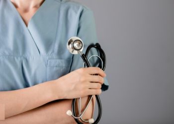 ENFERMAGEM ENGANADA- Governo da Paraíba deu o piso com uma mão e retirou direitos com a outra