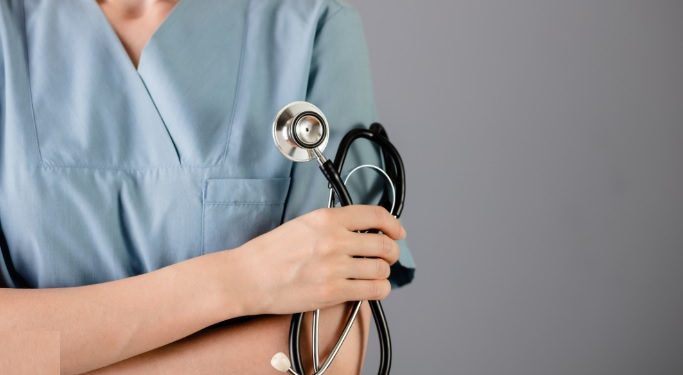 ENFERMAGEM ENGANADA- Governo da Paraíba deu o piso com uma mão e retirou direitos com a outra