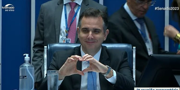 Rodrigo Pacheco é reeleito para mais um mandato de dois anos a frente da presidência do Senado