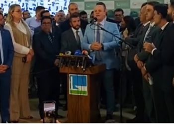 Deputado Cabo Gilberto assina e participa do ato de protocolo do pedido de impeachment de Lula