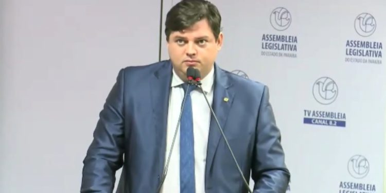 VÍDEO- Na tribuna da AL, deputado critica governador por retirar direitos dos enfermeiros na Paraíba