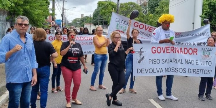 VEJA VÍDEOS- Protesto dos enfermeiros denuncia Governo por retirada de direitos nos contracheques