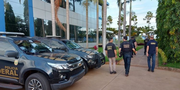 Operação da PF mira compra de R$ 13,7 milhões em carteiras pelo Governo da PB com verba do Fundeb