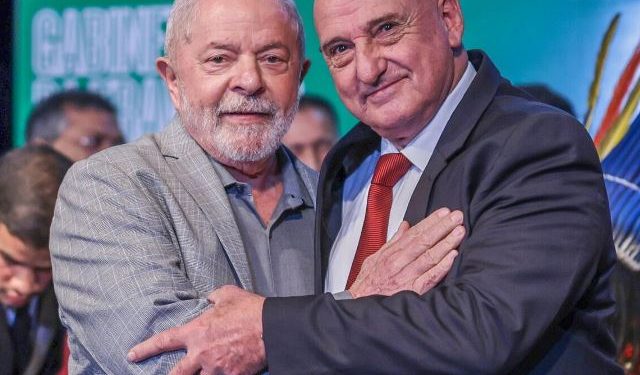 VÍDEO- Ministro de Lula pede demissão após ser flagrado no Planalto ao lado de invasores em 8/01
