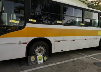 Bandidos utilizavam ônibus escolar para transportar cigarros contrabandeados e PF apreende veículo