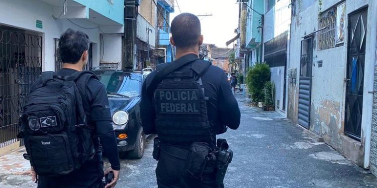 Operação da PF cumpre mandados e mira organização criminosa de explosão de bancos