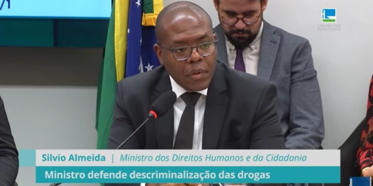 VÍDEO-Ministro de Direitos Humanos do Governo Lula defende a descriminalização das drogas no país