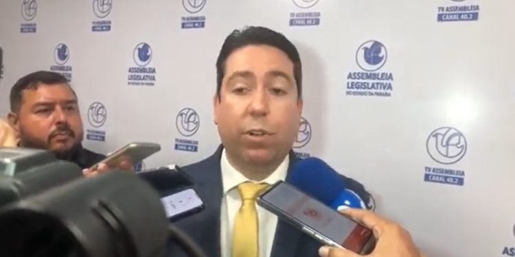 VÍDEO- Deputado admite nome da esposa para Prefeitura de Bayeux onde obteve quase 9 mil votos