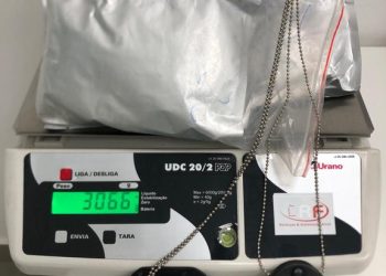 Polícia Federal prende mulher em aeroporto que estava levando cocaína do Brasil para a Espanha