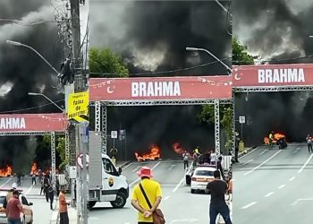 VÍDEOS- Trabalhadores ambulantes protestam no Maior São João do Mundo após PMCG proibir barracas