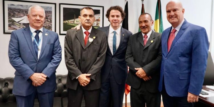 Cel Francisco trata com o vice-presidente do Senado, Veneziano Vital, de pautas da segurança pública