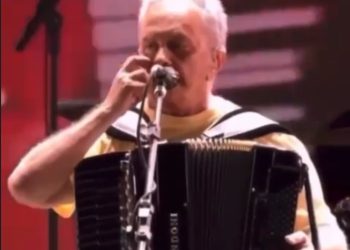 VÍDEO- Cantor Flávio José, constrangido, desabafa no palco do Maior São João do Mundo, em CG