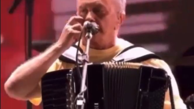 VÍDEO- Cantor Flávio José, constrangido, desabafa no palco do Maior São João do Mundo, em CG