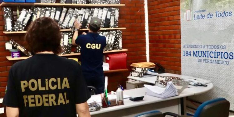 Operação da PF mira escândalo e corrupção na distribuição de leite a carentes pelo Governo de PE