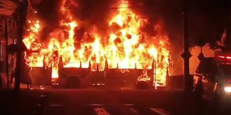 VÍDEOS- Bandidos fazem terror em JP, incendeiam ônibus e deixam motorista e passageiros feridos