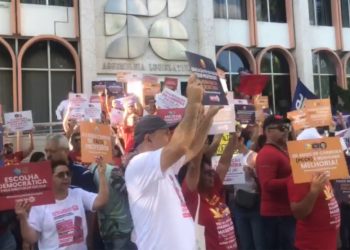 VÍDEOS- Professores estaduais ocupam Praça João Pessoa e fazem ato com faixas, cartazes e discursos