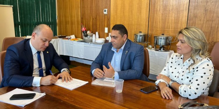 VÍDEO- Cabo Gilberto recebe prefeito de Aparecida e garante recursos para prédio da Companhia da PM