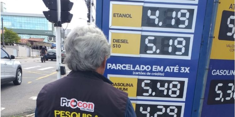 Preço da gasolina em João Pessoa varia entre R$ 5,26 e R$ 5,89 após aumento, revela Proncon-JP