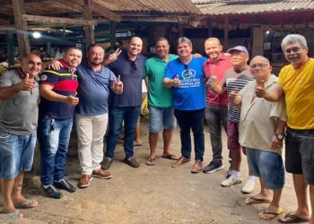 Deputado Eduardo Carneiro e pré-candidato a prefeito Glicério, visitam mercado público de Bayeux