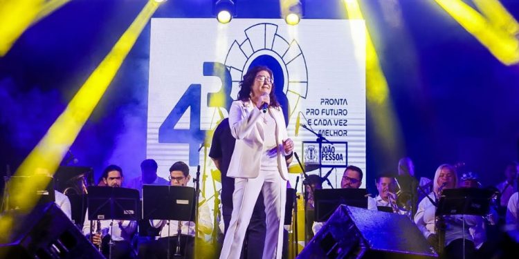 Cantora Joanna faz show em João Pessoa neste sábado comemorando 45 anos de carreira