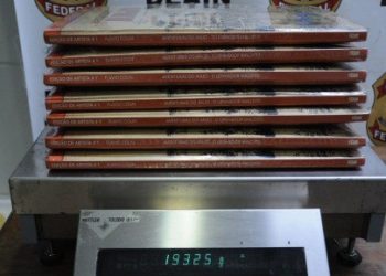 PF prende homem que tentava embarcar no Brasil com droga escondida em capas de livros