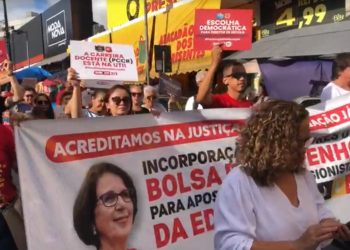 VÍDEOS AGORA: Professores seguem caminhada pelo Centro de JP em direção a Praça dos Três Poderes