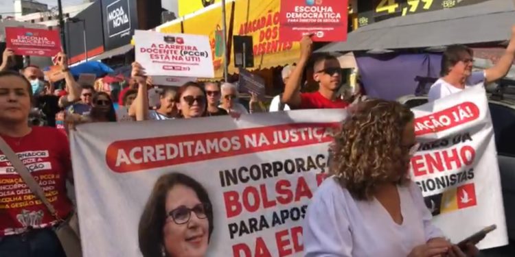 VÍDEOS AGORA: Professores seguem caminhada pelo Centro de JP em direção a Praça dos Três Poderes