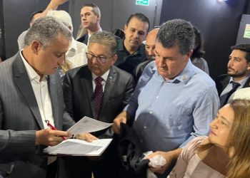 Presidentes da AL e da Famup entregam carta dos prefeitos paraibanos ao ministro da Casa Civil