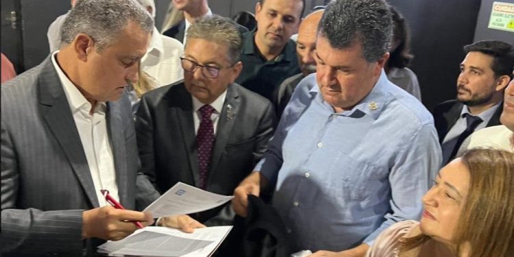 Presidentes da AL e da Famup entregam carta dos prefeitos paraibanos ao ministro da Casa Civil